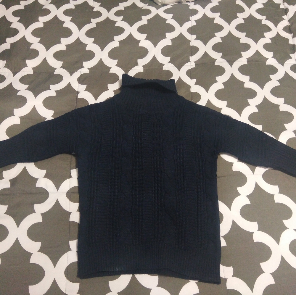 Sweater NWOT. Says Large but fits like a S/M